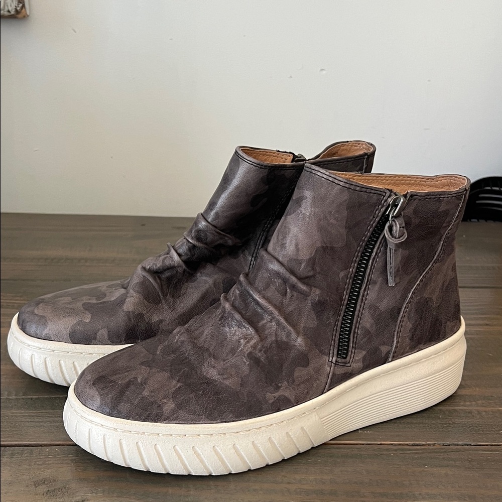 Women’s sneaker/boots